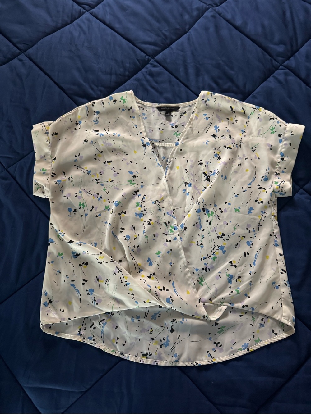 Banana Republic White Floral V-Neck Short Sleeve Blouse